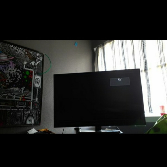 39 inch DYNEX tv - Picture 3 of 3